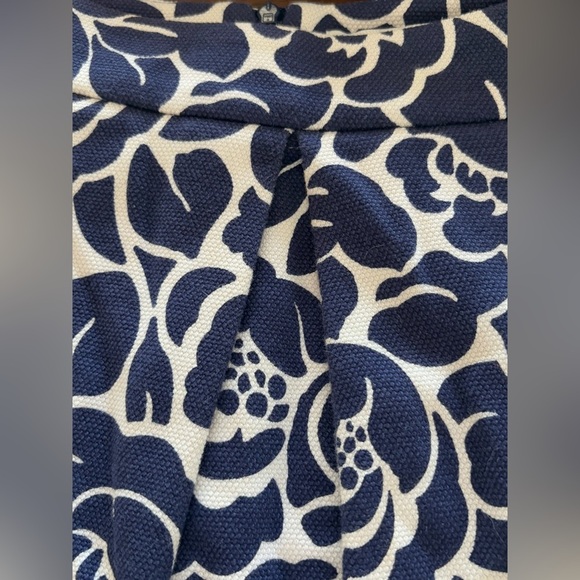 Boden Navy/ Ivory Stretchy Cotton Knit A-Line Mini Skirt. Inverted Front Pleat - Picture 10 of 15